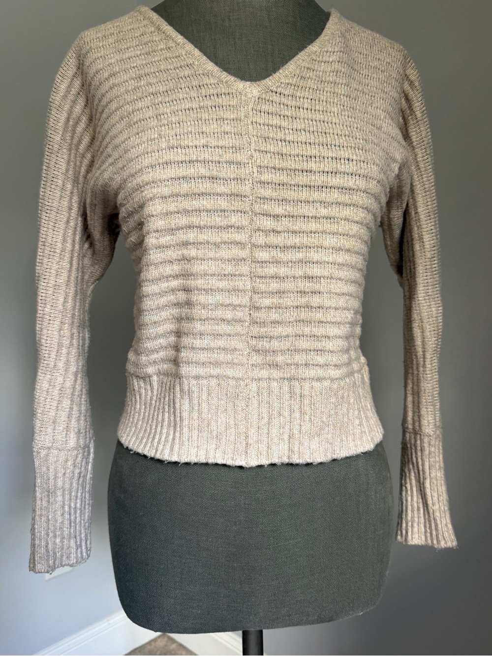 Sincerly Jules Ribbed V-Neck Sweater in Neutral Cream Size Small